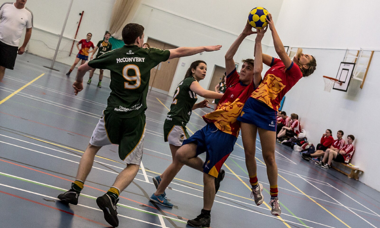 ¿Qué es el korfball y cómo se juega?
